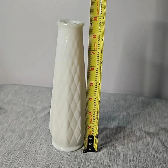 MILK GLASS VASE - Picture 7 of 8
